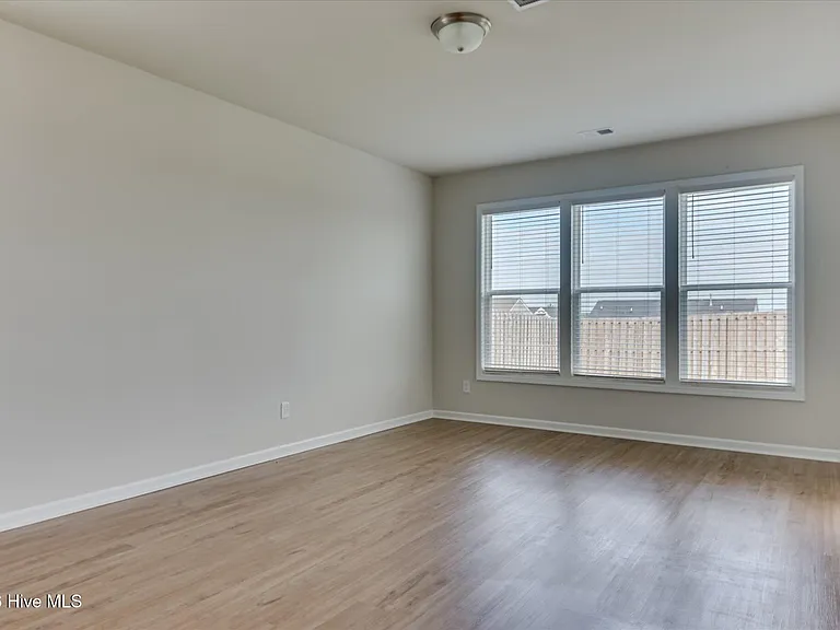 827 Justify Loop — Photo 11
