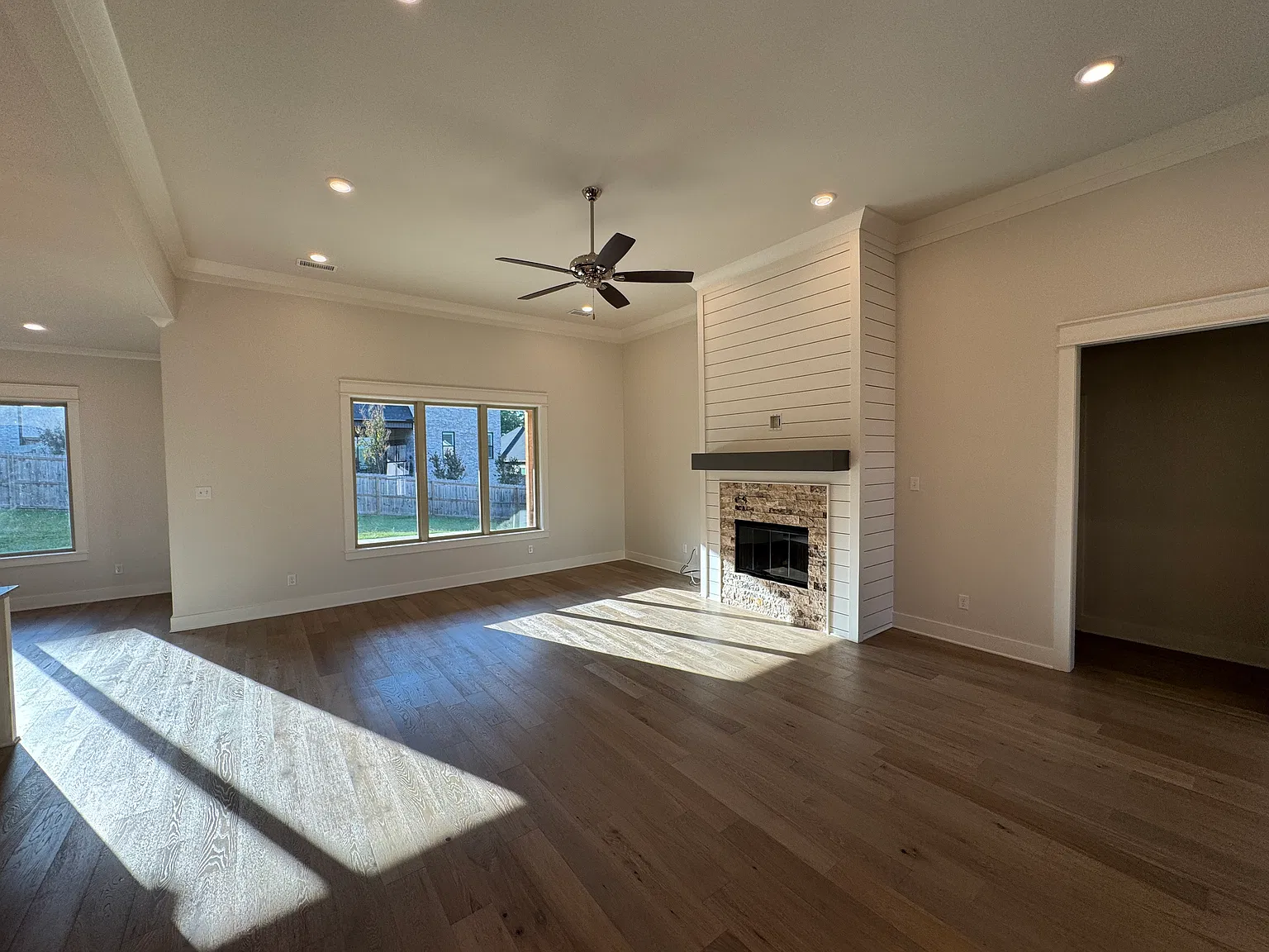 3 bed, 2400 sqft, $2,750 — Photo 4