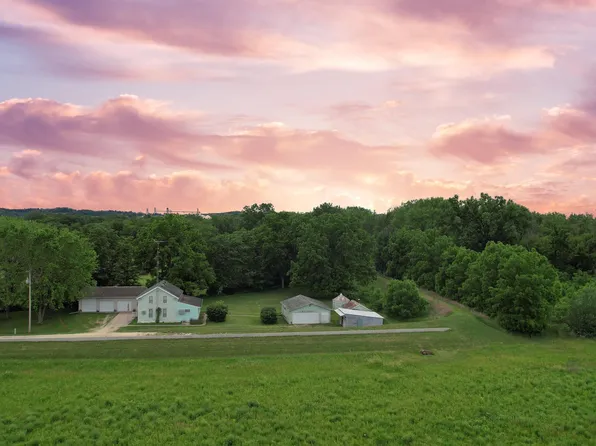 90 Mill St, Elgin, IA 52141