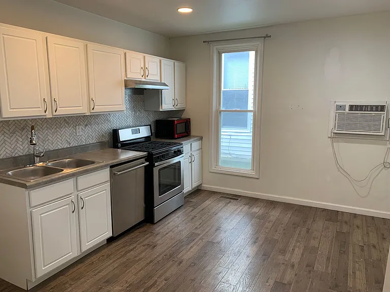 412 East 2nd Street — Photo 9