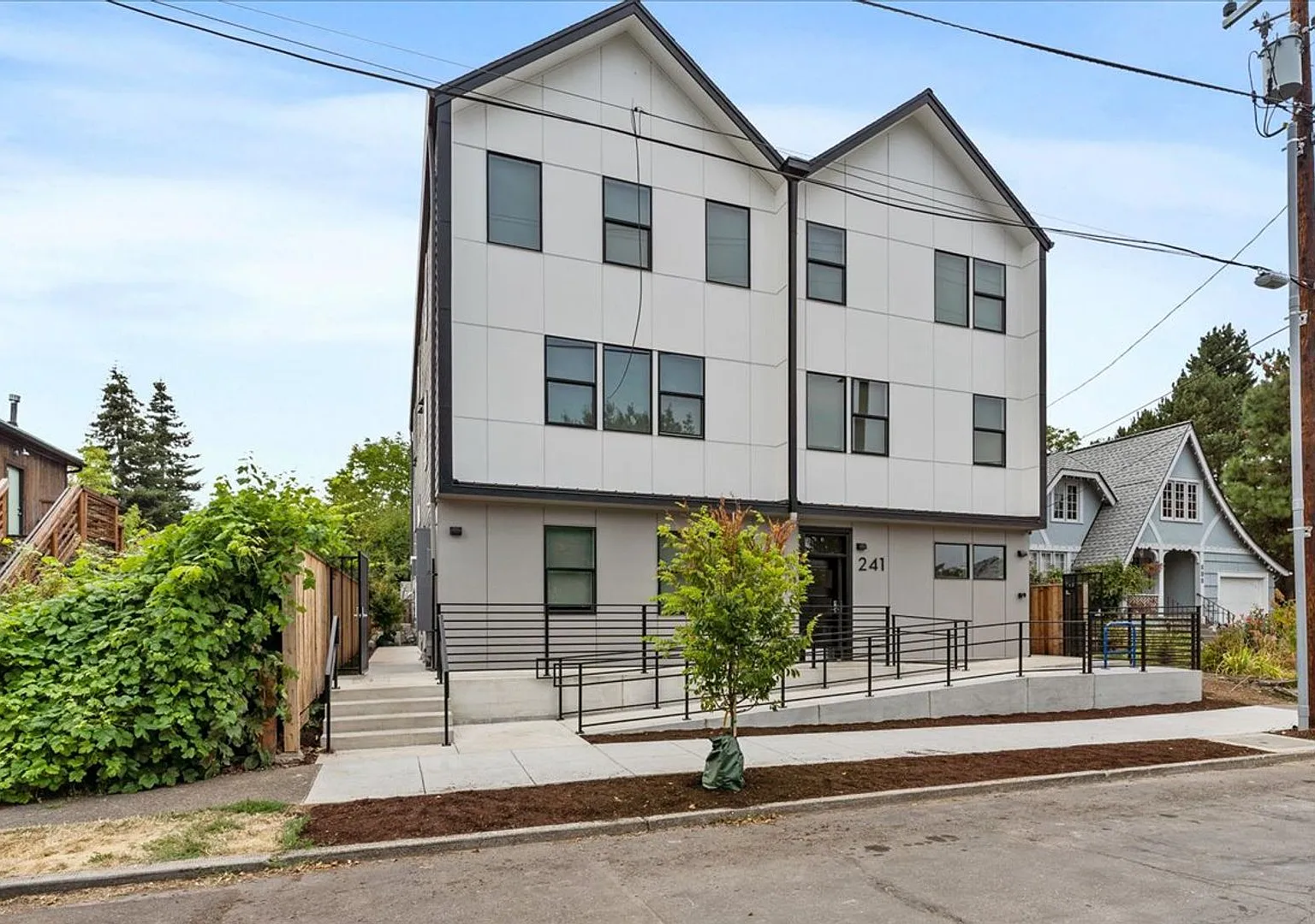 Modern Two-Bedroom with Private Entry in Montavilla — Photo 2
