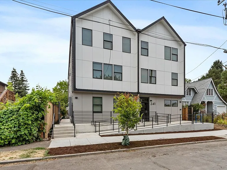 241 SE 80th Ave #103 — Photo 2