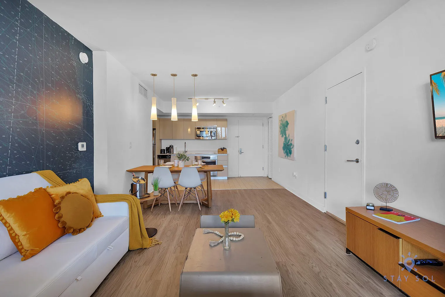 1 bed, 1.0 bath, 699 sqft, $1,982 — Photo 1