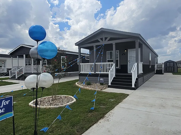 741 Hollow Ln — Photo 2