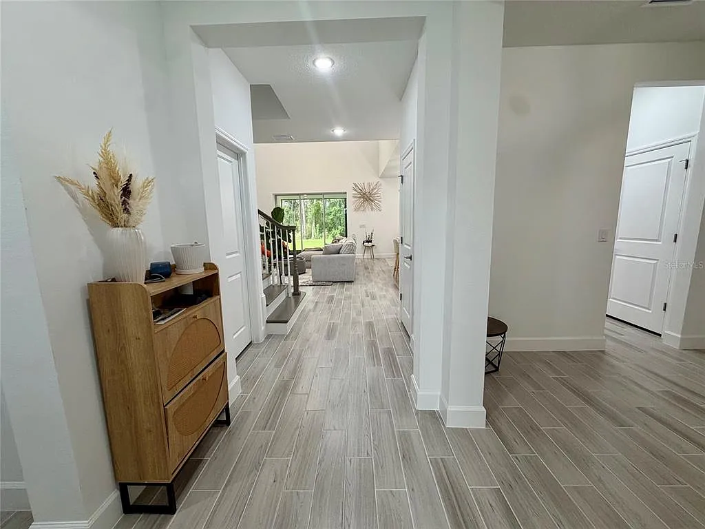 4 bed, 3.5 bath, 2600 sqft, $4,950 — Photo 2