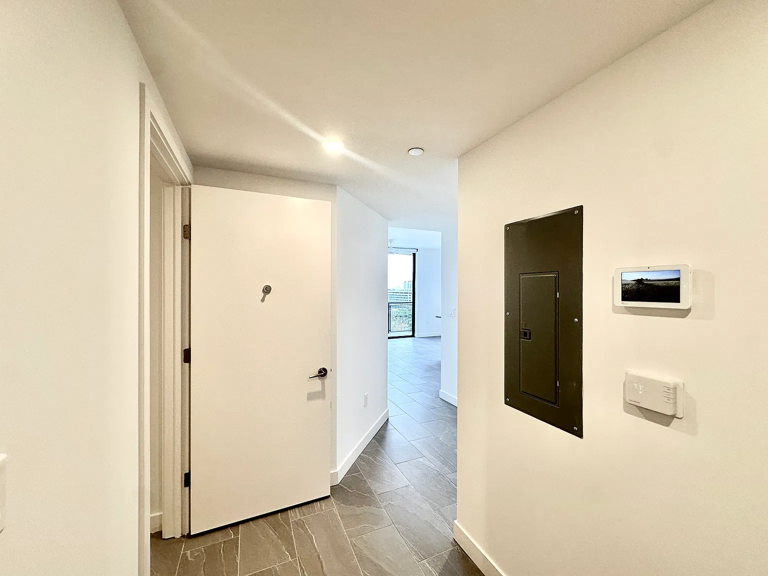 2 bed, 1052 sqft, $3,221 — Photo 4