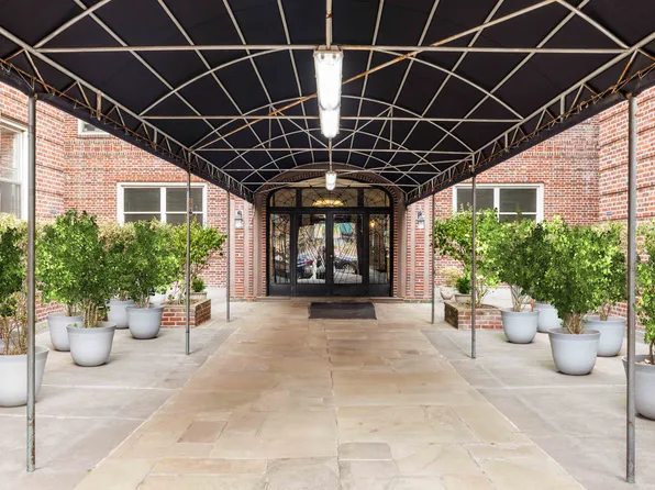 59-11 Queens Boulevard image 6 of 9