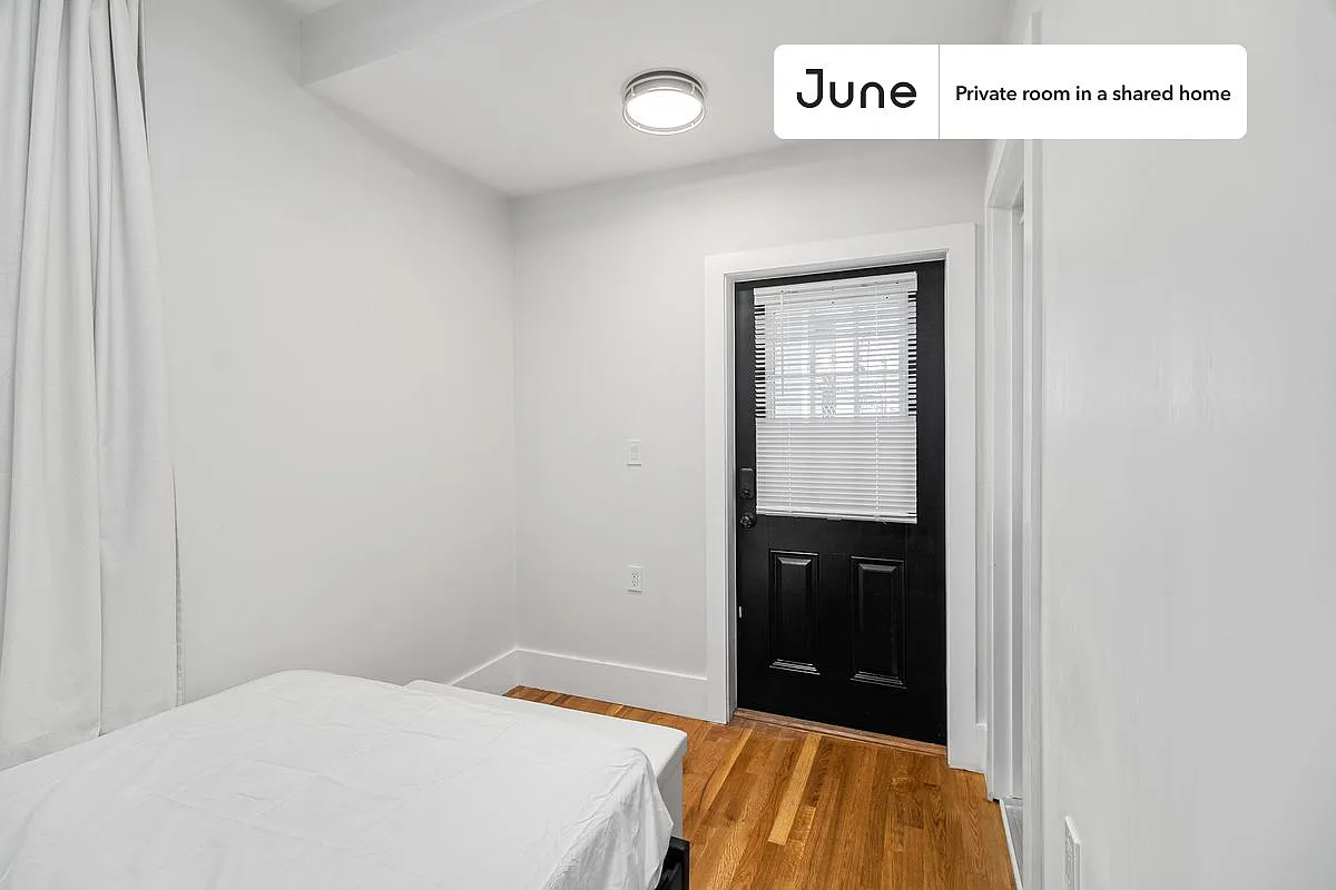 Queen bedroom in 5 bed/2 bath home in Roxbury #1901 E — Photo 2