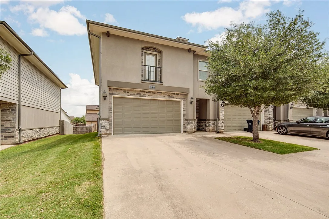 4 bed, 4.5 bath, 2099 sqft, $2,800 — Photo 2