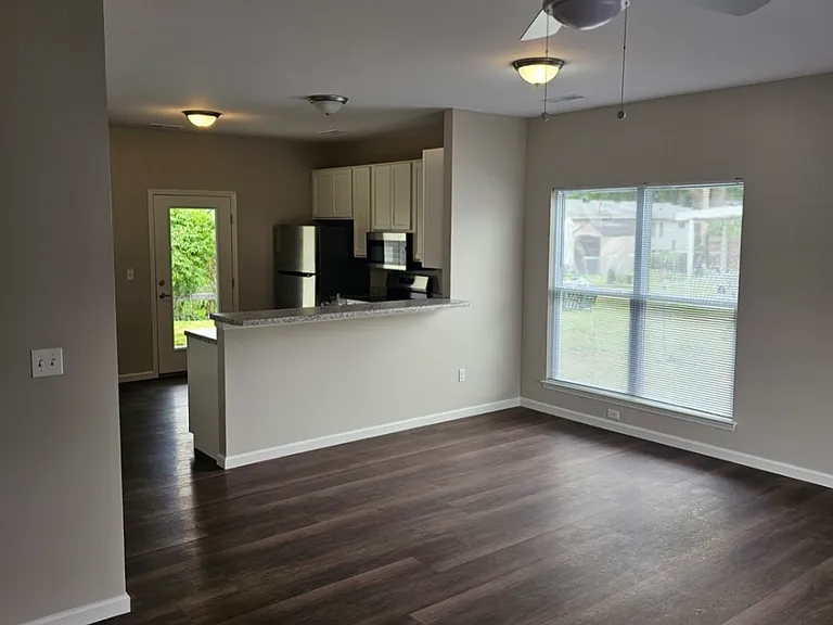 1420 Swallow Ln — Photo 5