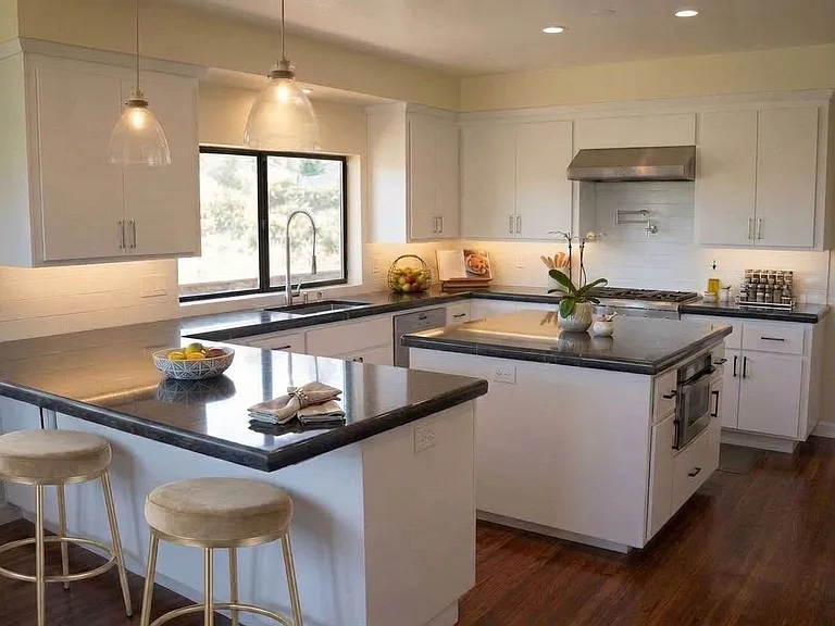 975 Macadamia Dr — Photo 3