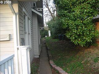 4th image of 838 SE Blakeley Ave