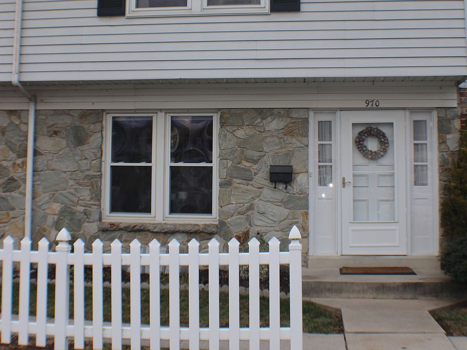 1st image of 970 E Maple St #U-0015