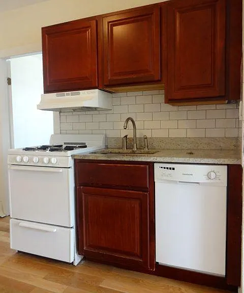 722 E 6th St #1R — Photo 2