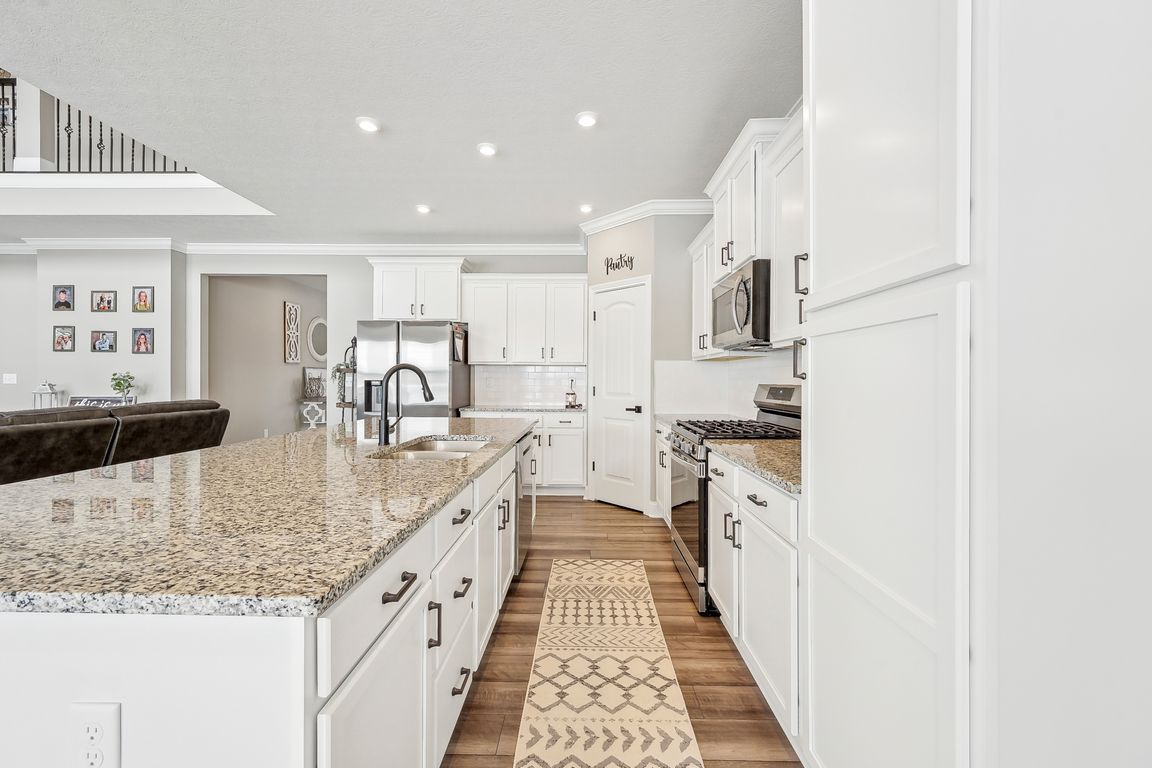 Walker Pointe Dr-035.jpg