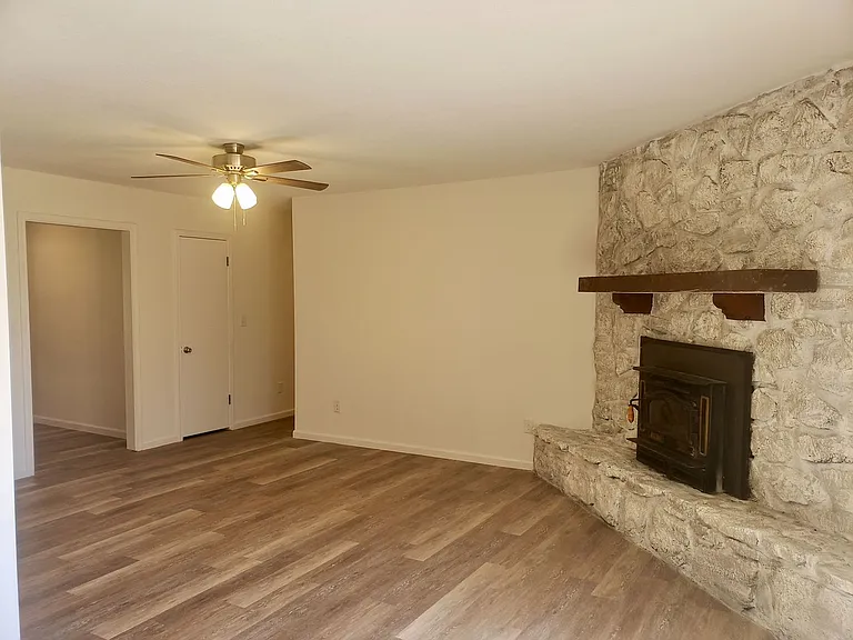 1424 E Hanover St — Photo 11