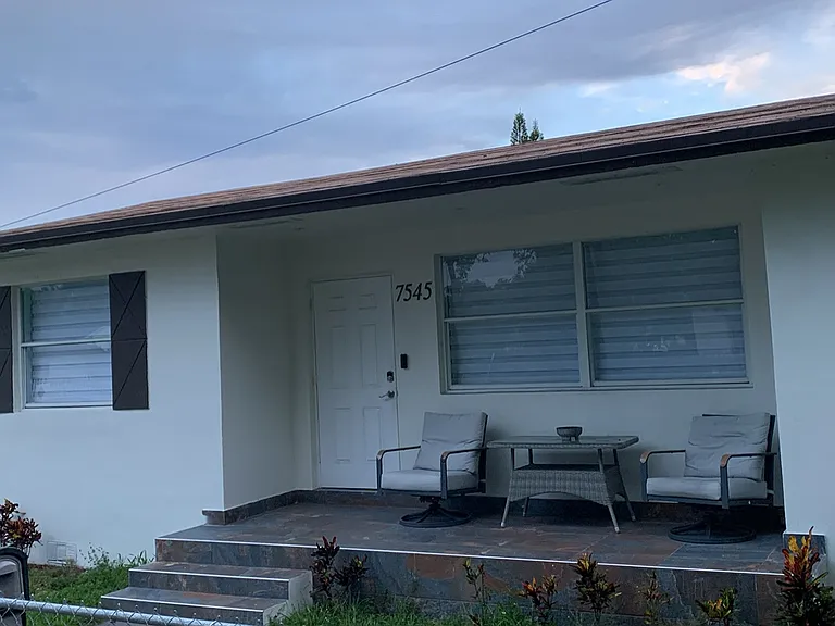 NW 10th Ave — Photo 1