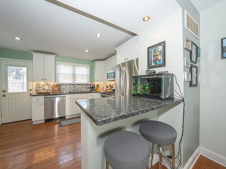 1916 S Alder St — Photo 8