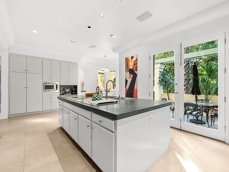1368 N Doheny Pl — Photo 12