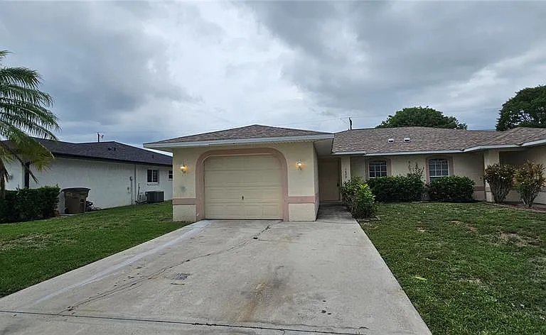 1628 SW Santa Barbara Pl — Photo 1