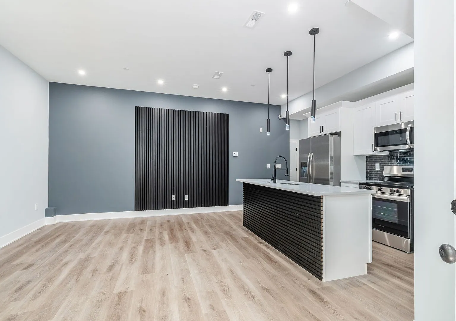 1 Bedroom Apartment in Modern Building with Private Backyard! — Photo 2