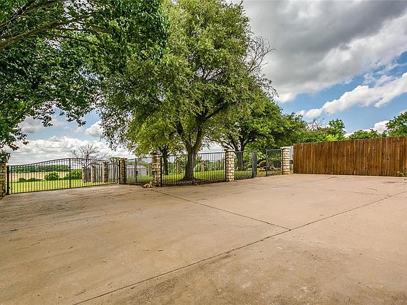 4th image of 204 Sherry Ln