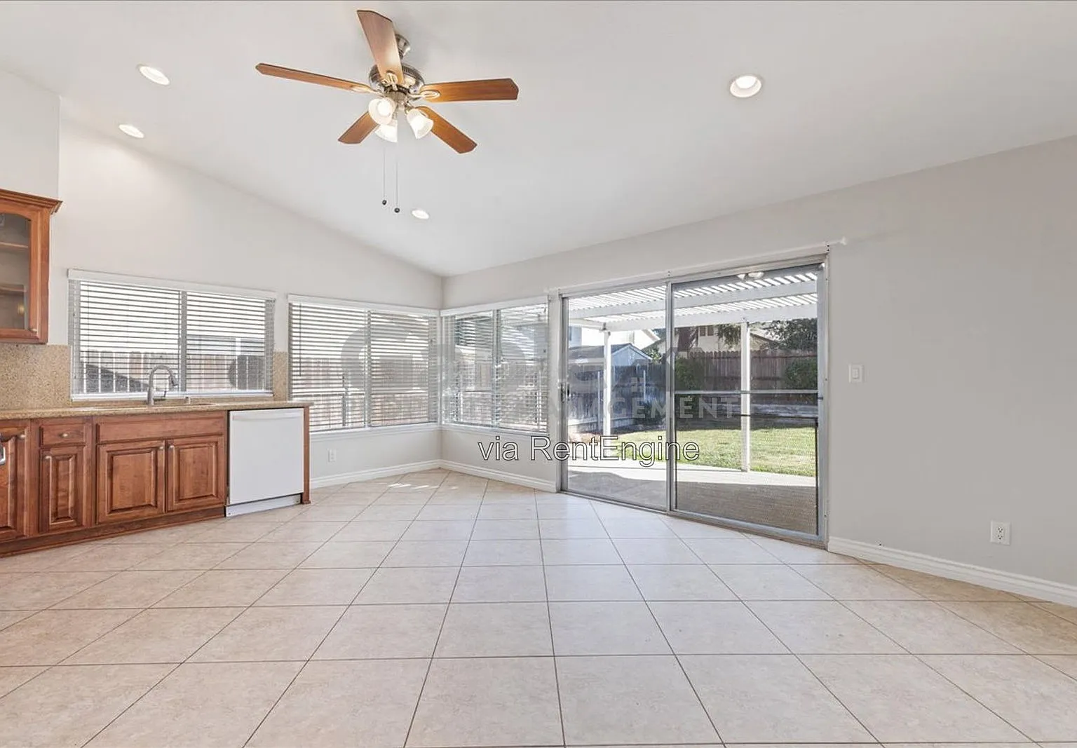 3 bed, 2.0 bath, 1384 sqft, $3,625 — Photo 3