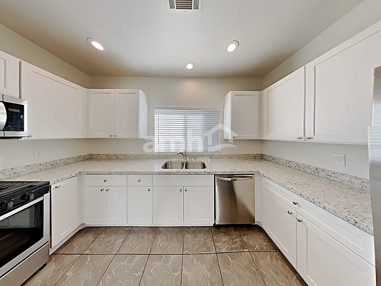 921 Shades End Ave — Photo 3