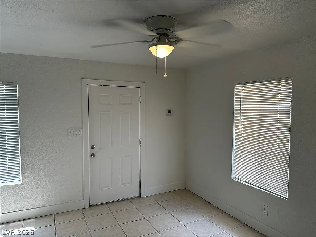 1 bed, 1.0 bath, 912 sqft, $1,050 — Photo 4