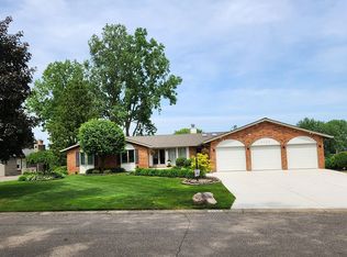 3130 Ravinewood Dr, Commerce Township, MI 48382