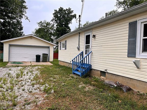 3rd image of 1090 Elm Ave
