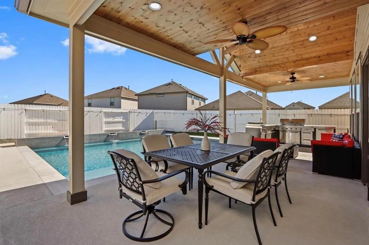 4 bed, 2.5 bath, 2260 sqft, $3,250 — Photo 2