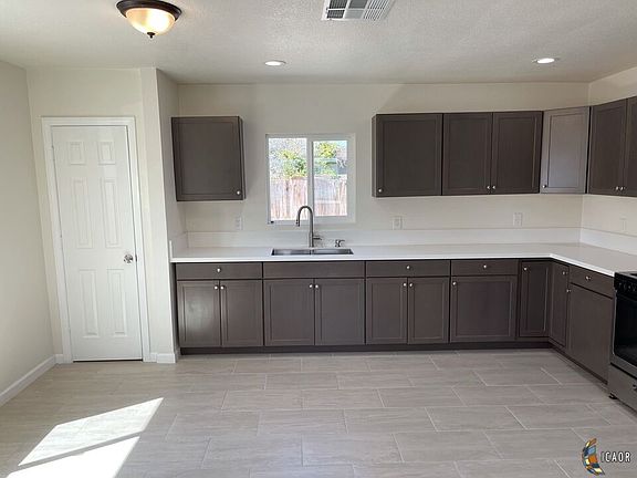 4th image of 686 Southwind Dr