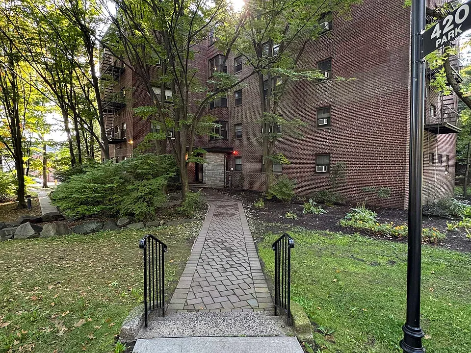 420 Park Pl #5C