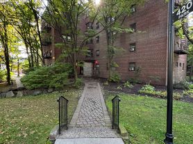 420 Park Pl, Fort Lee, NJ