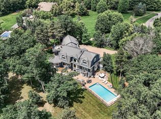 9 Hillary Farm Ln, Gem Lake, MN 55110