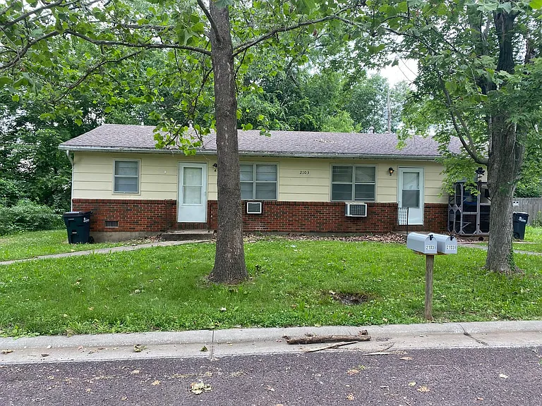 2103 Meadowvale Ct — Photo 3
