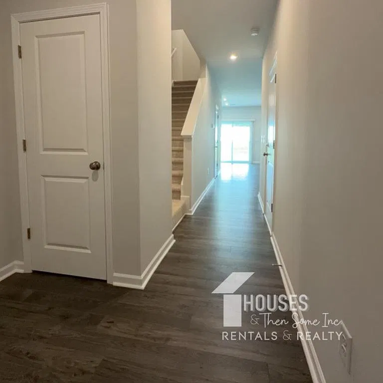 183 Randwick Ln — Photo 2