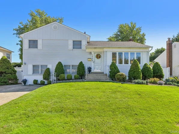 3994 Daleview Avenue, Seaford, NY 11783