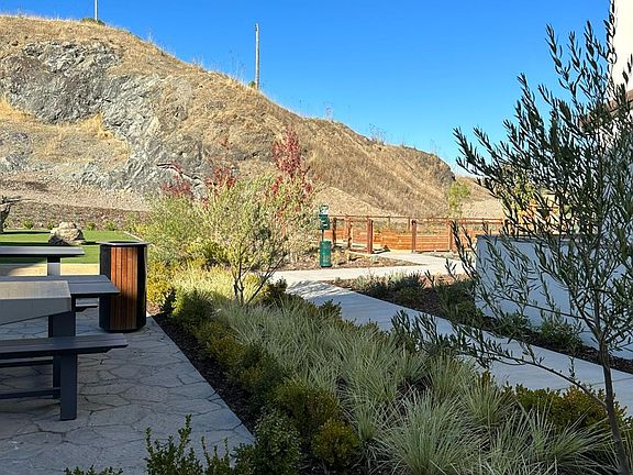 5th image of 613 Rockview Road