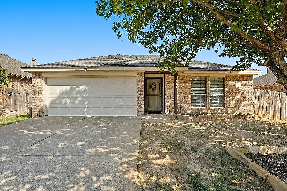 3 bed, 1418 sqft, $1,849 — Photo 1