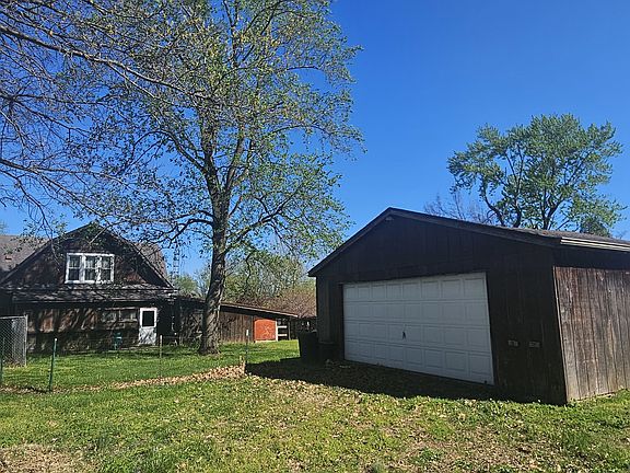 3rd image of 906 Barham Ave