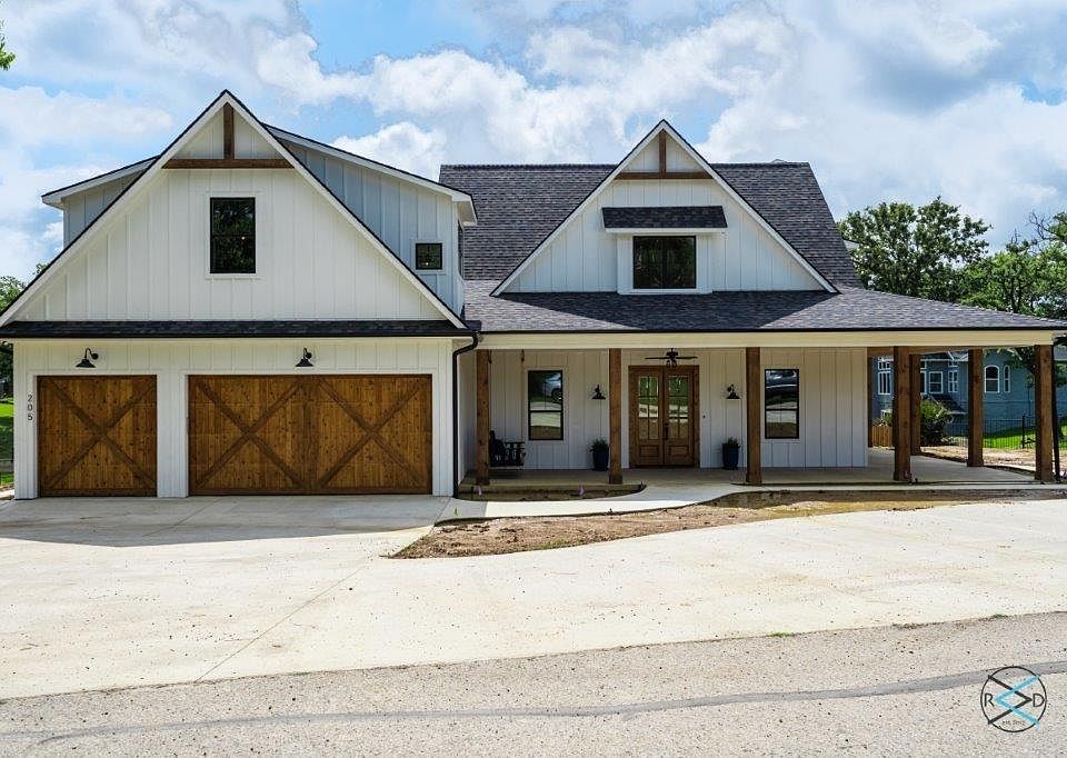 1st image of 205 Oak Creek Dr