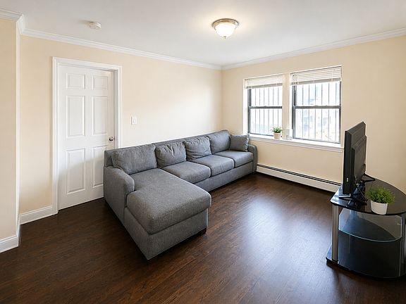 2nd image of 435 Walnut Ave APT A