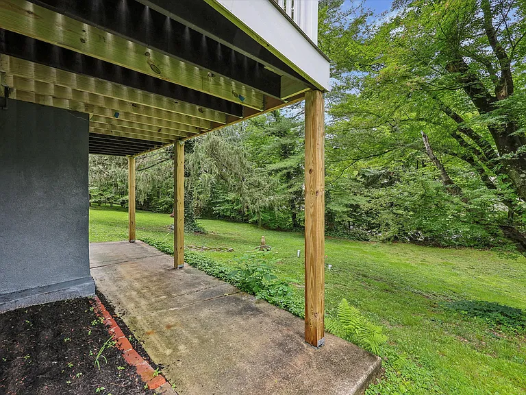 218 Biddulph Rd — Photo 67