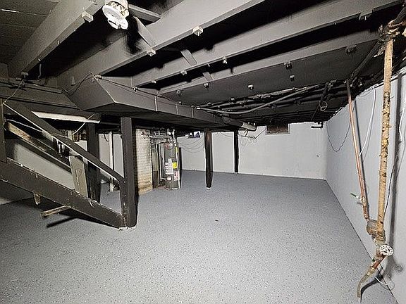 5th image of 8478 Auburn St