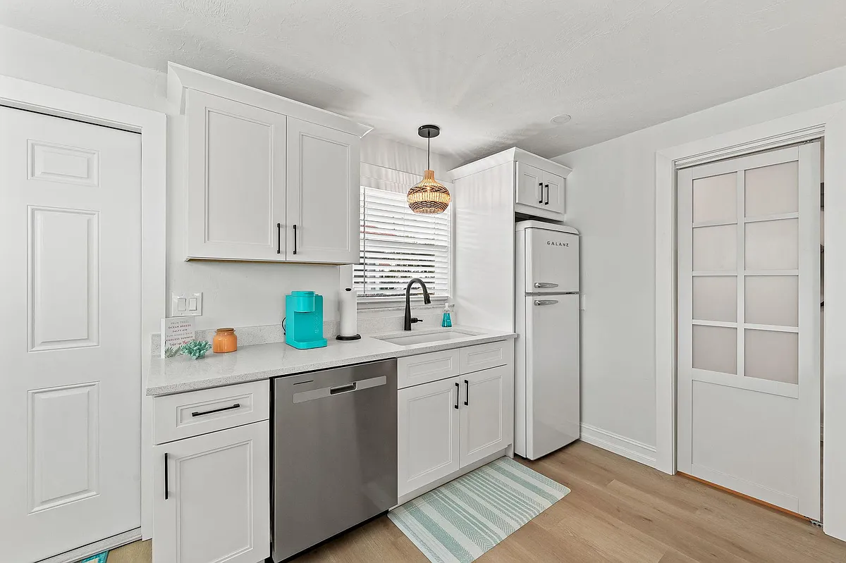 Building Photo - 1100 Highlands Dr #4