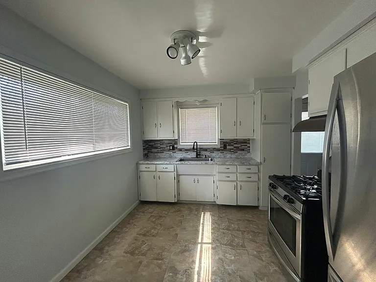 4987 Roosevelt Blvd — Photo 2