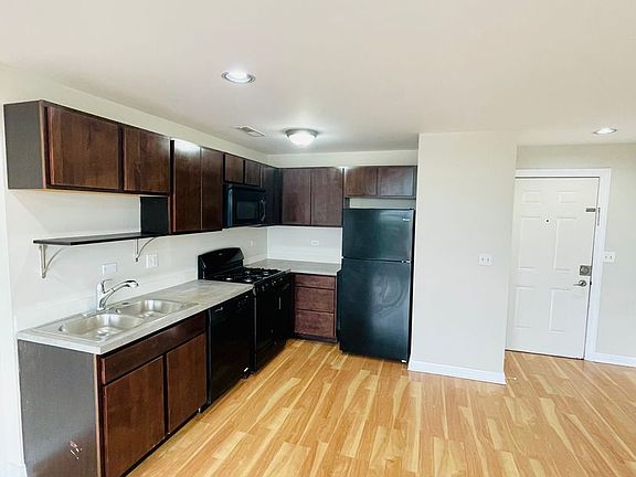 5th image of 6401-6423 N Rockwell St #6411-611