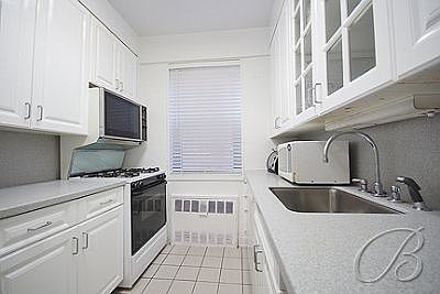3rd image of 165 E 72nd St APT 7A